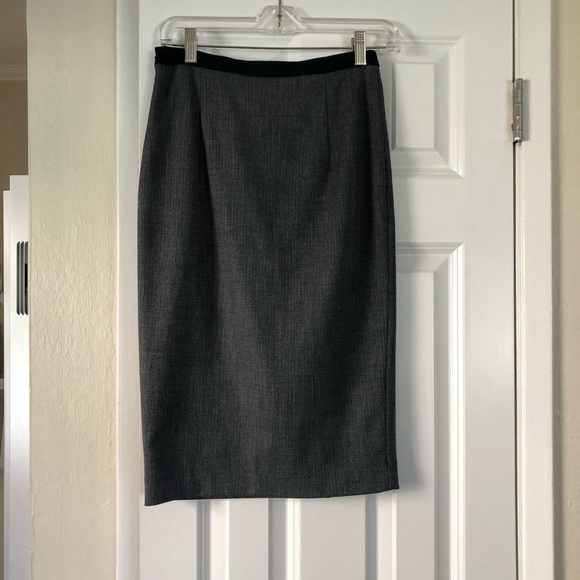 Zara Basic pencil skirt with slit - Picture 2 of 4